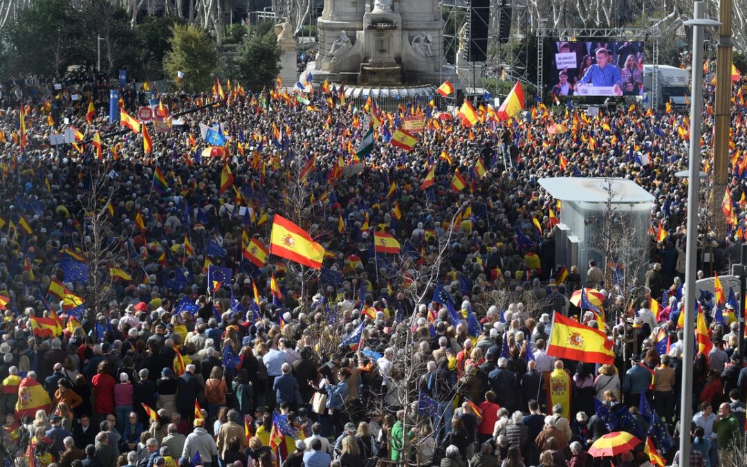 Miles de personas se manifiestan en Madrid contra el Gobierno de Sánchez