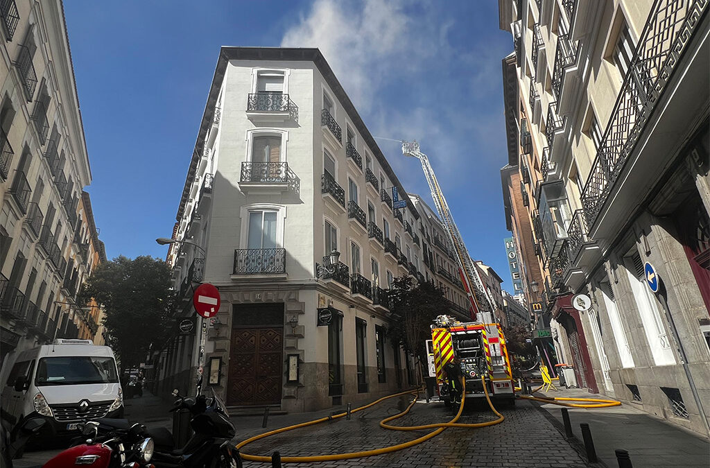 Un incendio calle del Prado deja dos heridos leves y genera preocupación
