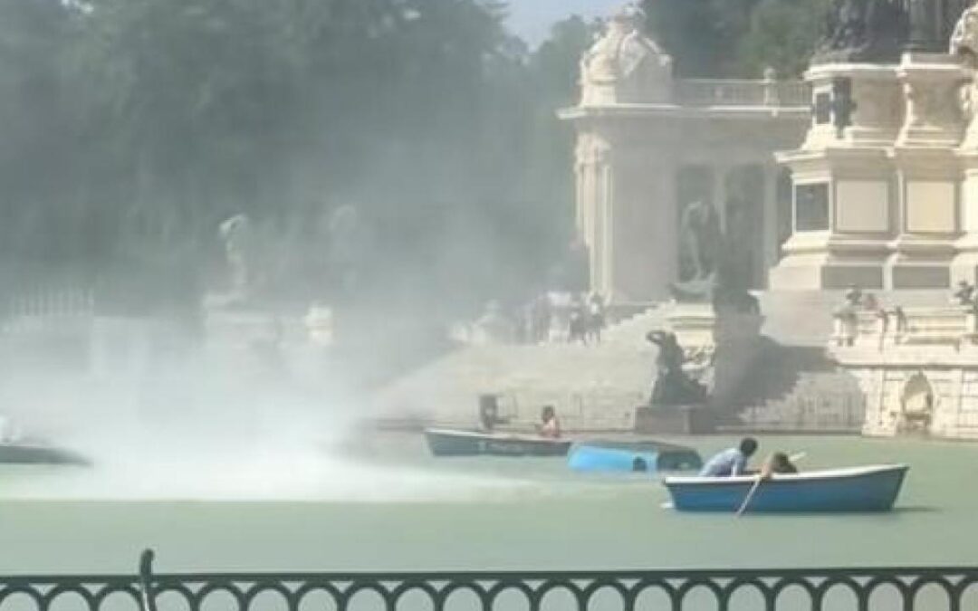 Una mini tromba marina sorprende en el estanque del Retiro