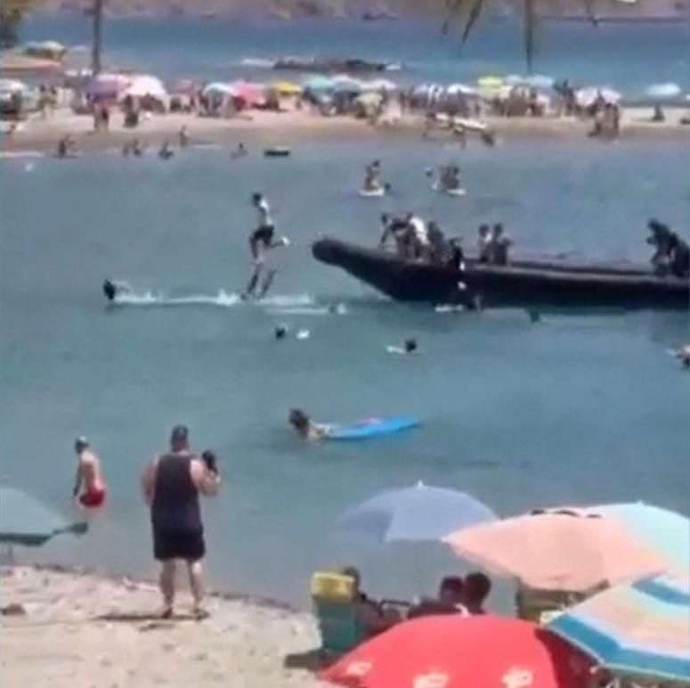 ElCorreodeAndalucía_Desembarco de inmigrantes magrebíes en la Playa del Sotillo causa gran revuelo
