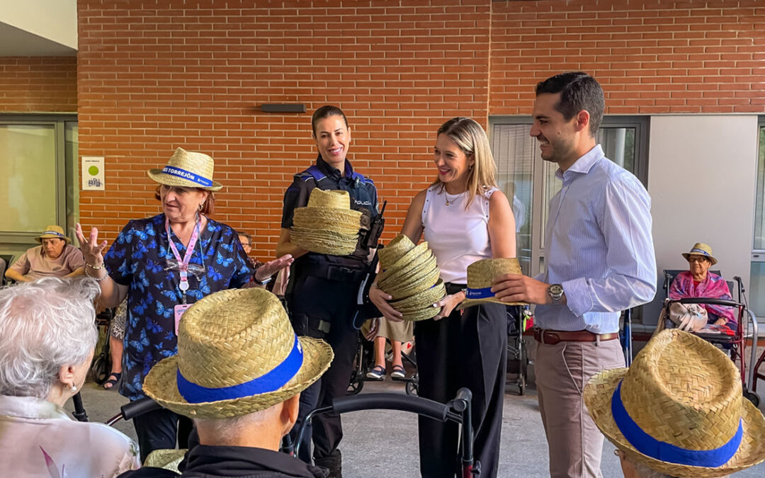 Torrejón reparte 800 sombreros a mayores para concienciar sobre el calor