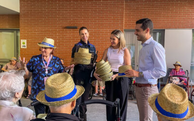 Torrejón reparte 800 sombreros a mayores para concienciar sobre el calor
