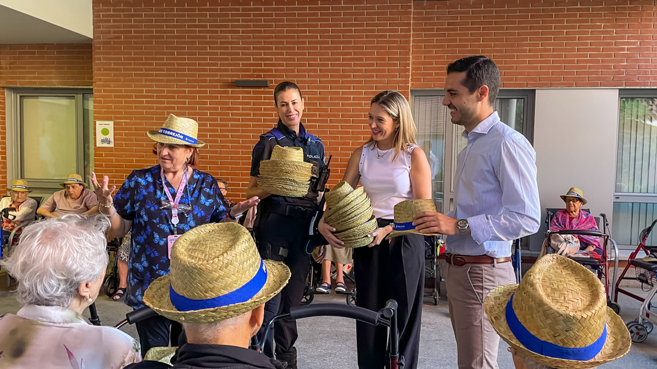 AytoTorrejóndeArdoz_Torrejón reparte 800 sombreros a mayores para concienciar sobre el calor AytoTorrejóndeArdoz_Torrejón reparte 800 sombreros a mayores para concienciar sobre el calor