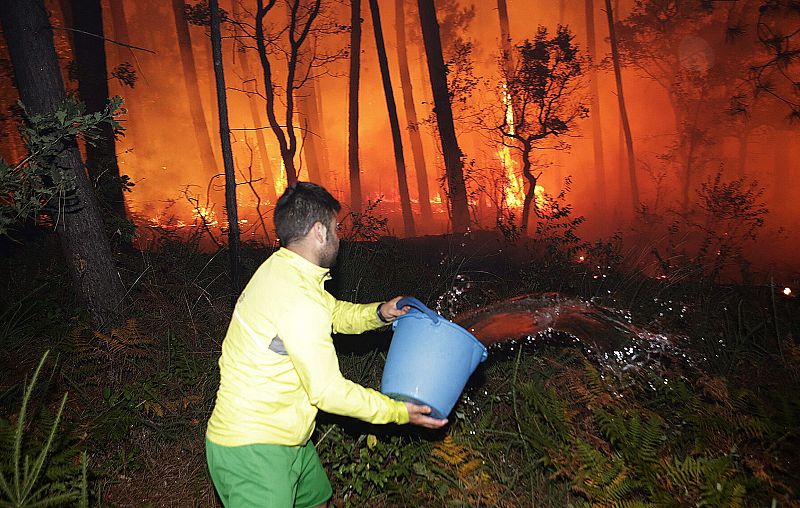 Vecinos luchan contra incendios en Galicia, Castilla y León y Extremadura