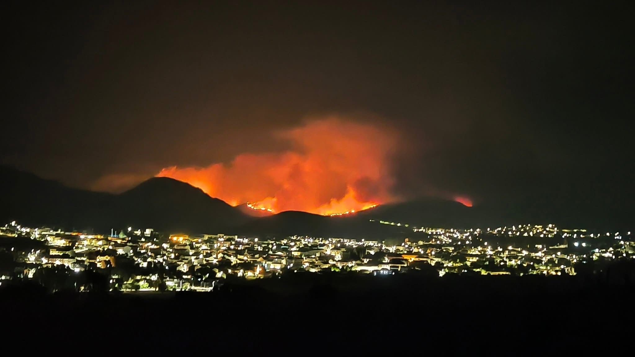 Nuevos incendios en León obligan a desalojar a cientos de vecinos