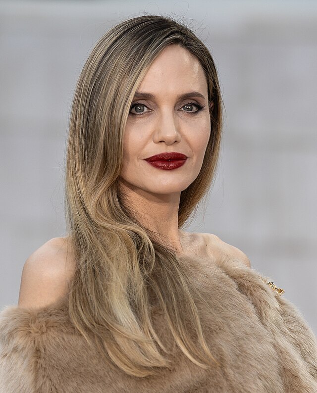 Angelina Jolie deslumbra en su debut en el Festival de San Sebastián