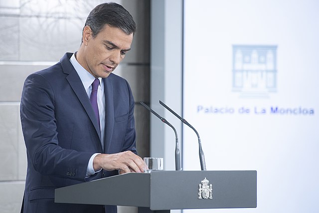 Sánchez anuncia una ley para reducir horas lectivas y ratios en la educación