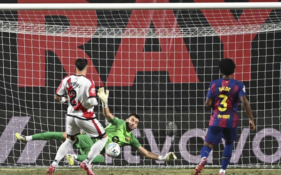Joan García sostiene al Barcelona en el empate frente al Rayo (1-1)