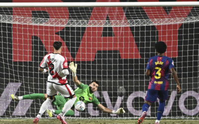 Joan García sostiene al Barcelona en el empate frente al Rayo (1-1)