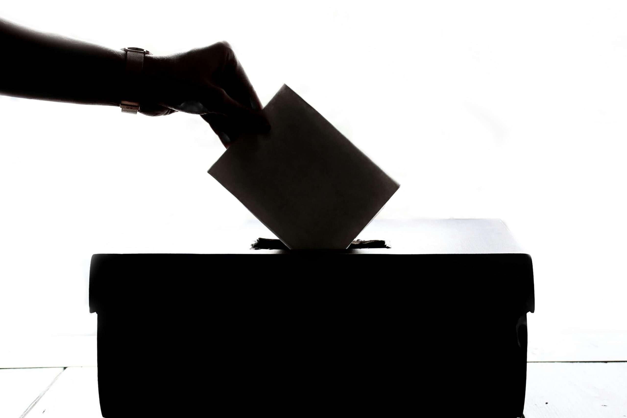 PP y Vox podrían alcanzar mayoría absoluta según sondeos recientes PP y Vox podrían alcanzar mayoría absoluta según sondeos recientes