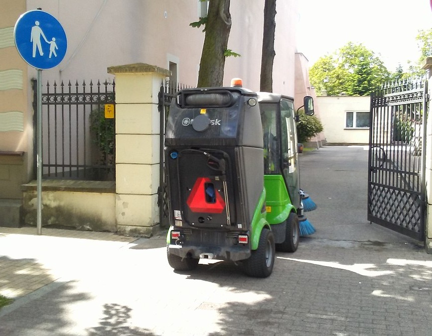 Atropellada una agente de policía por una máquina barredora en Madrid