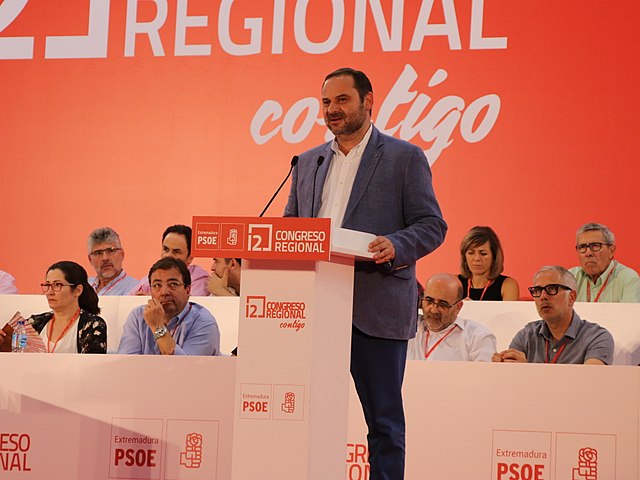 El exministro podría solicitar el aplazamiento de su comparecencia por el caso de presuntas comisiones ilegales.