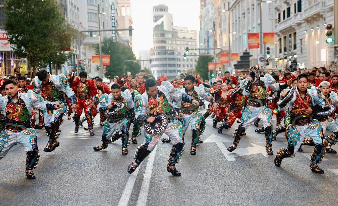 Más de 3.000 personas desfilan por la Gran Vía en la Gran Cabalgata por la Hispanidad 2025