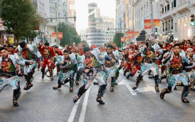 Más de 3.000 personas desfilan por la Gran Vía en la Gran Cabalgata por la Hispanidad 2025