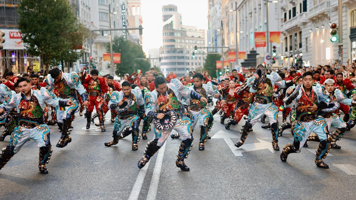 ComunidaddeMadrid_Más de 3.000 personas desfilan por la Gran Vía en la Gran Cabalgata por la Hispanidad 2025