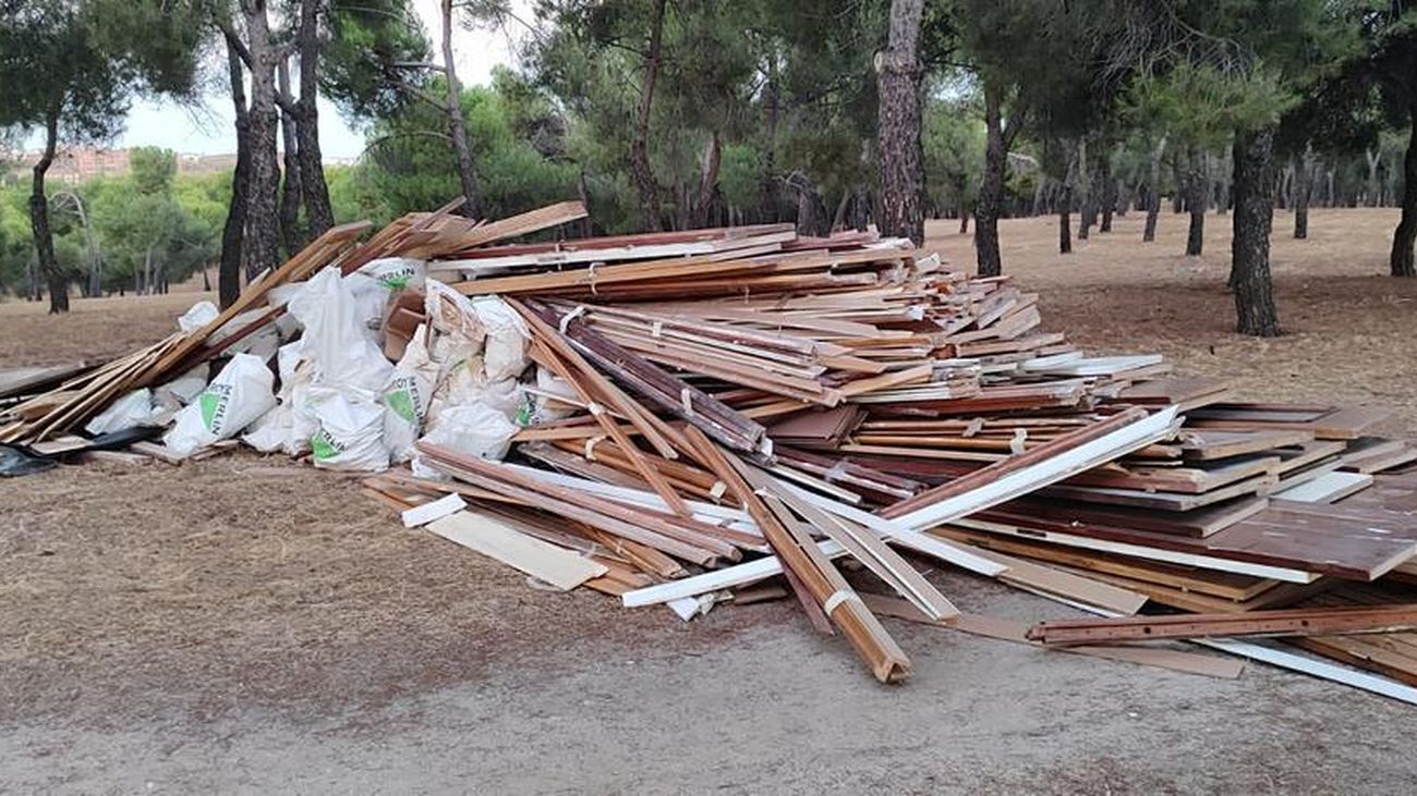 @PoliciaAlcorcon_Alcorcón sanciona con 5.000 euros un vertido ilegal de casi cuatro toneladas en Las Presillas @PoliciaAlcorcon_Alcorcón sanciona con 5.000 euros un vertido ilegal de casi cuatro toneladas en Las Presillas