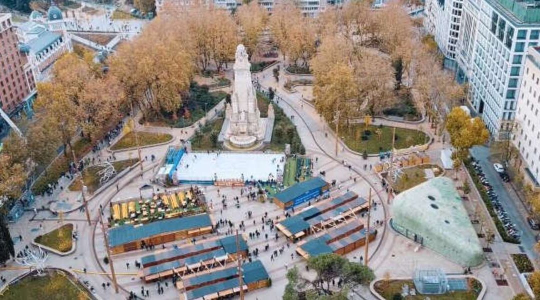 Retraso en la apertura de las instalaciones navideñas de Plaza de España, en Madrid