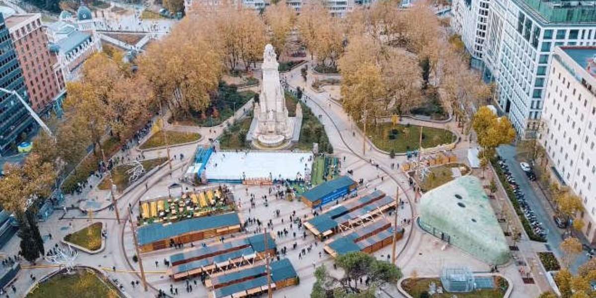 Vida de Madrid_Retraso en la apertura de las instalaciones navideñas de Plaza de España