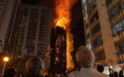 Aumentan a 55 los fallecidos y 279 los desaparecidos en el incendio más grave de Hong Kong en tres décadas