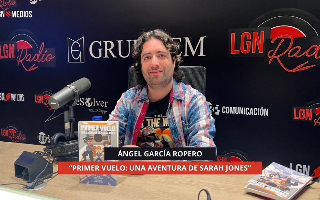 13/11/2025 – ENTREVISTA LITERARIA – ÁNGEL GARCÍA ROPERO: “PRIMER VUELO: UNA AVENTURA DE SARAH JONES”
