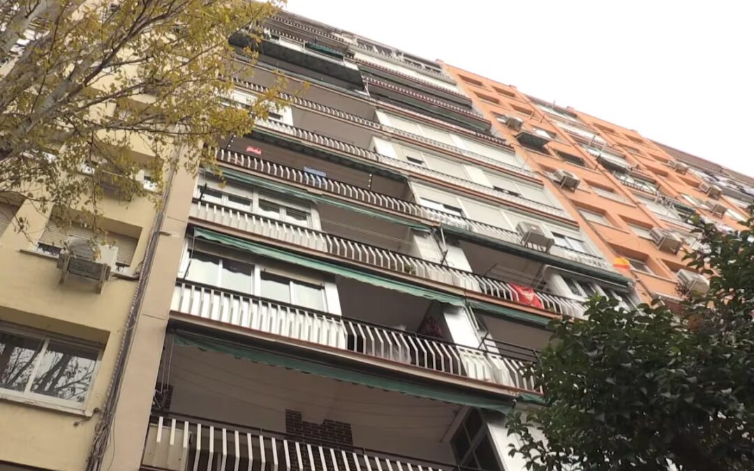 Muere mujer en Ciudad Lineal al lanzarse con sus gemelos