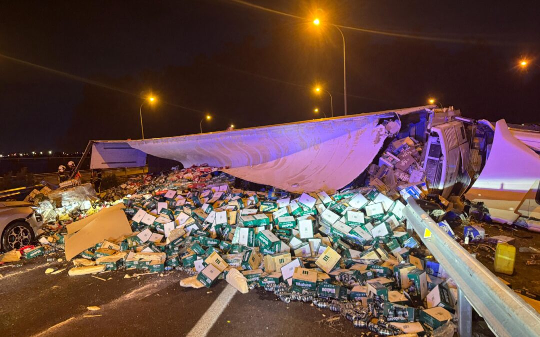 Un camión cargado con 20 toneladas de cerveza se semivuelca en la M-50 a su paso por Getafe