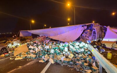 Un camión cargado con 20 toneladas de cerveza se semivuelca en la M-50 a su paso por Getafe