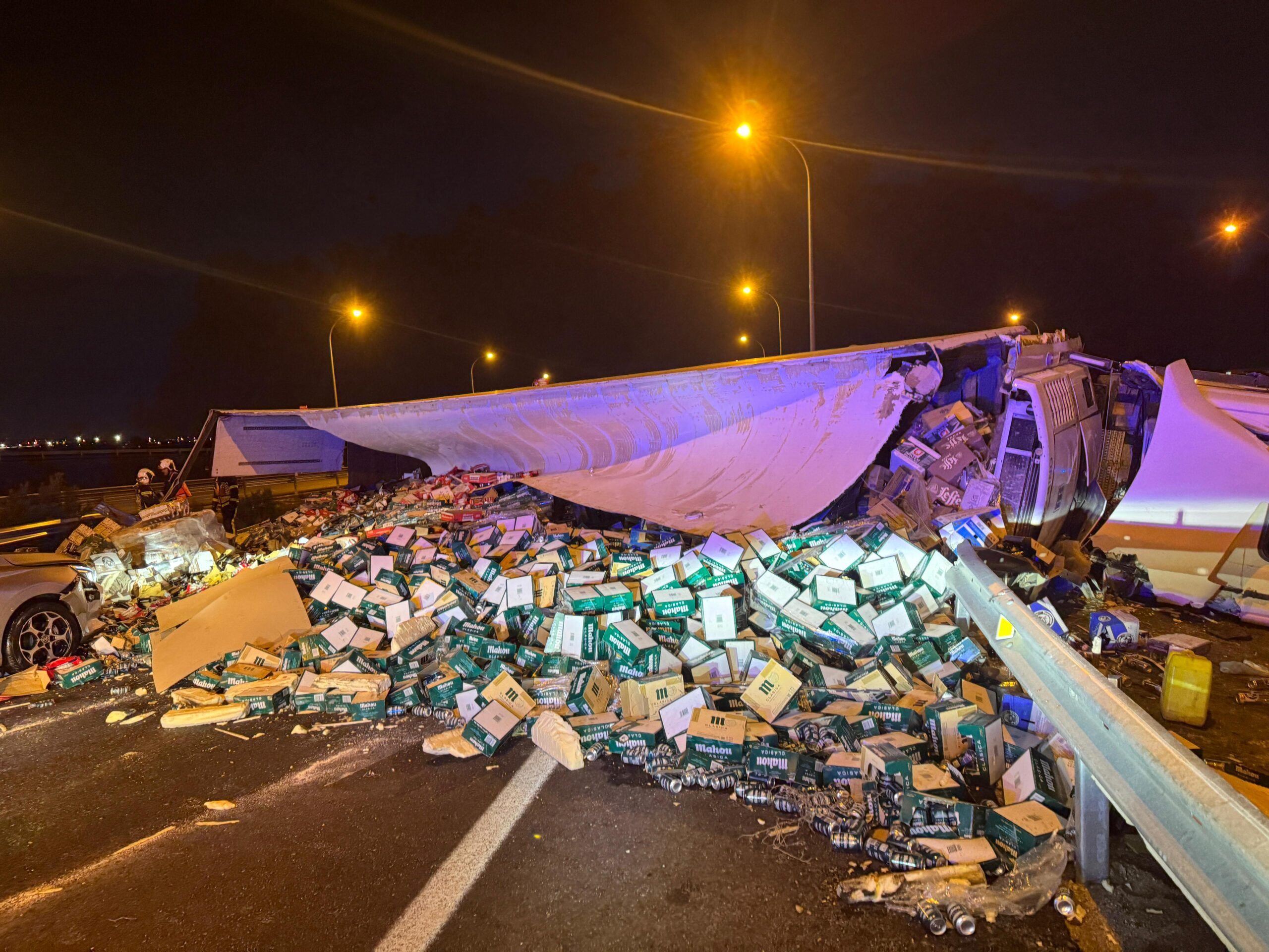SUMMA 112_Un camión cargado con 20 toneladas de cerveza se semivuelca en la M-50 a su paso por Getafe SUMMA 112_Un camión cargado con 20 toneladas de cerveza se semivuelca en la M-50 a su paso por Getafe