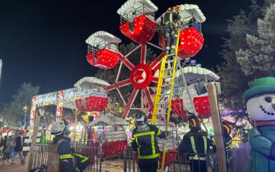 Bomberos de la Comunidad de Madrid rescatan a cinco personas atrapadas en una noria infantil en Móstoles