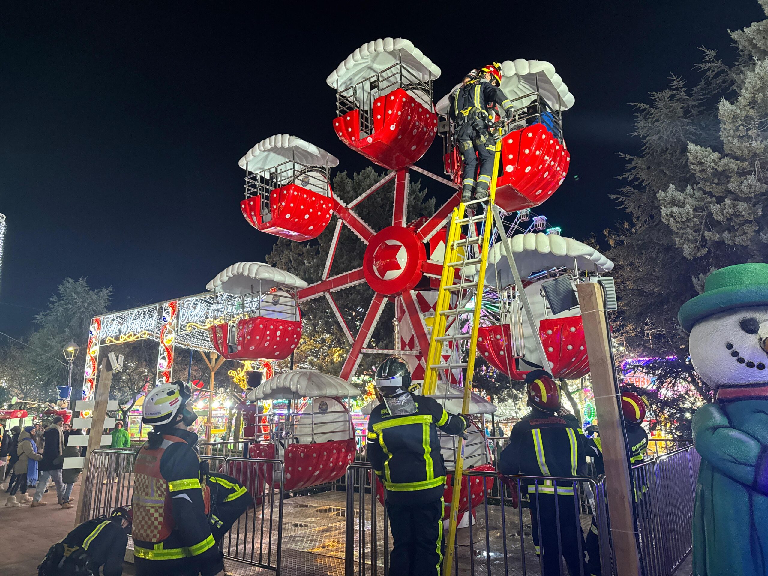 Bomberos de la Comunidad de Madrid rescatan a cinco personas atrapadas en una noria infantil en Móstoles