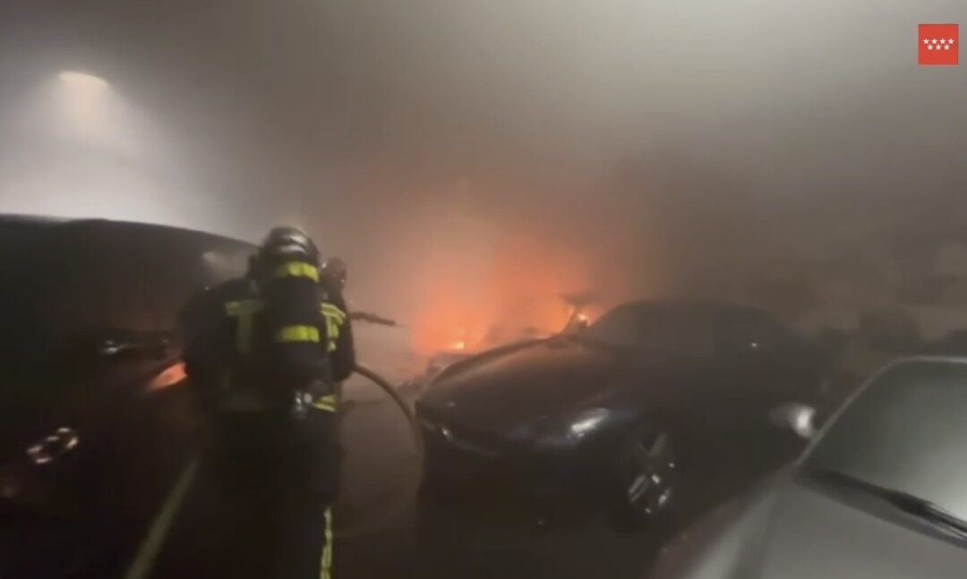 Controlado un incendio en un concesionario de coches de alta gama sin heridos en el norte de Madrid