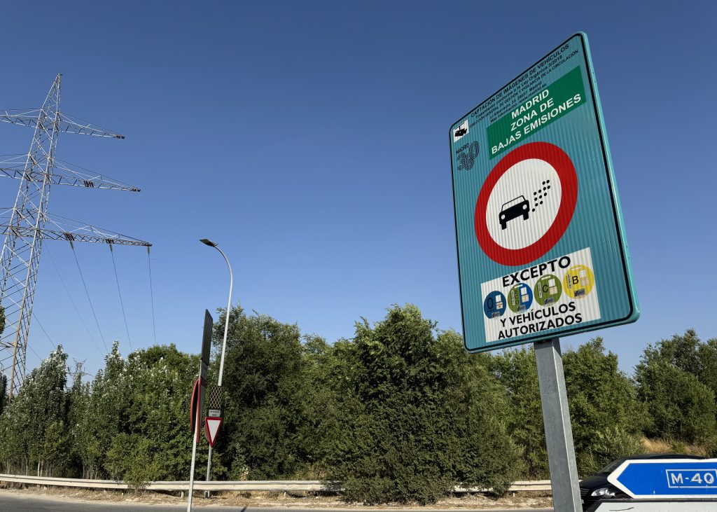 EspacioDiario_(Madrid prohibirá la circulación de coches sin etiqueta medioambiental desde el 1 de enero de 2026) EspacioDiario_(Madrid prohibirá la circulación de coches sin etiqueta medioambiental desde el 1 de enero de 2026)
