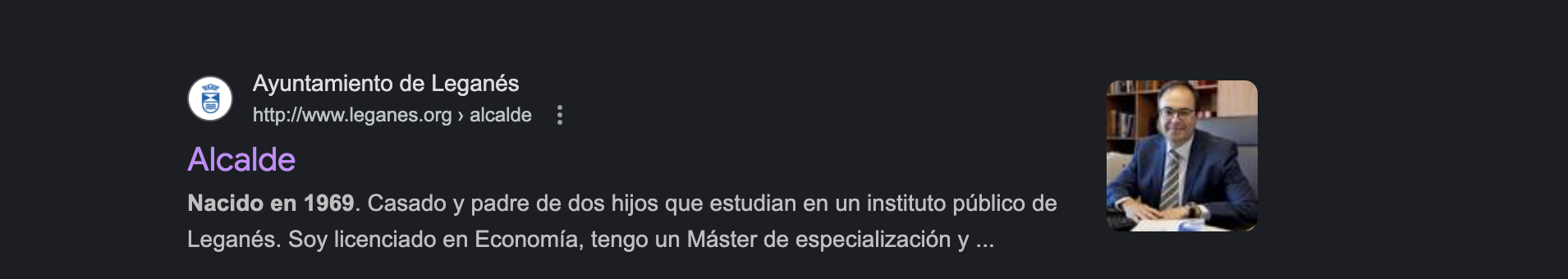 Sin embargo, en la metadata y la foto, sigue apareciendo la información de Santiago Llorente