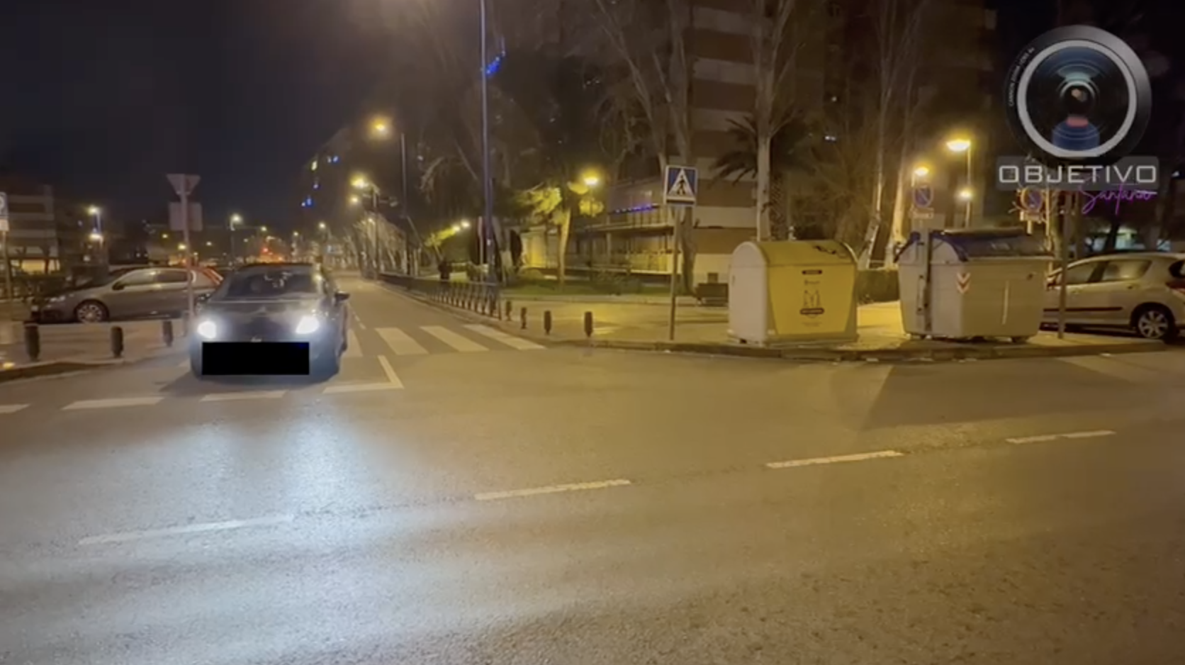 Imagen de 'El Objetivo Santana' mostrando la presencia de los cubos de basura.