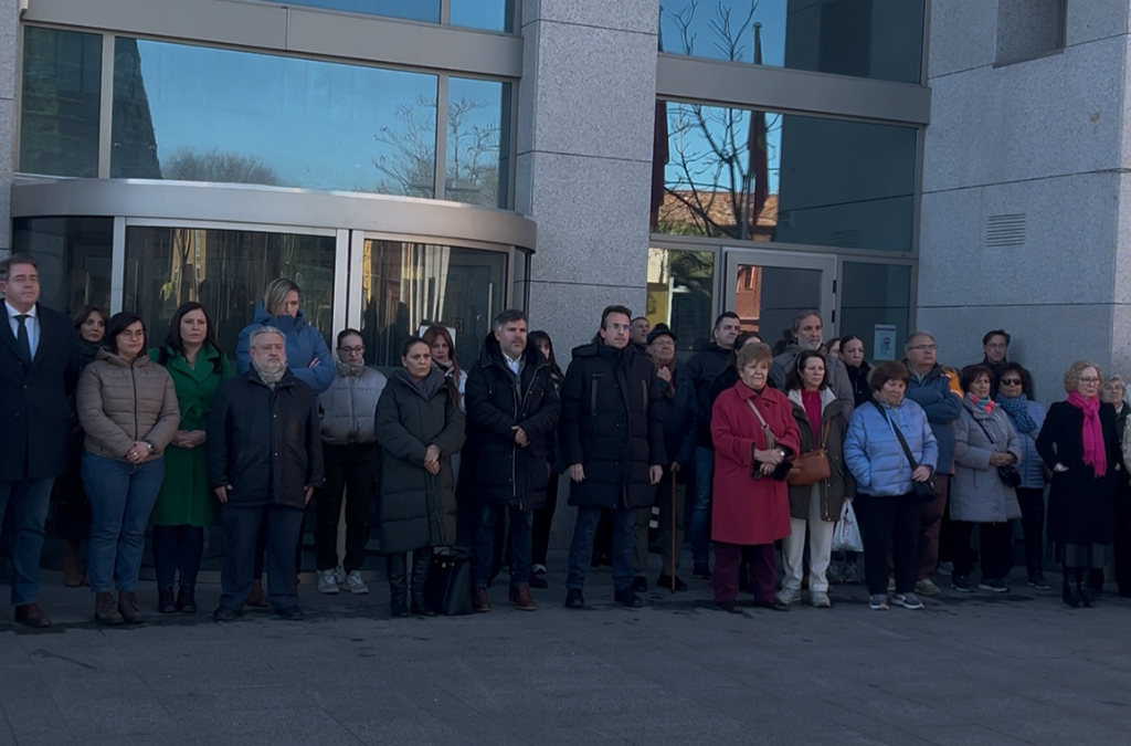 Leganés guarda un minuto de silencio por el accidente ferroviario y aplaza la inauguración del Reloj de Autómatas