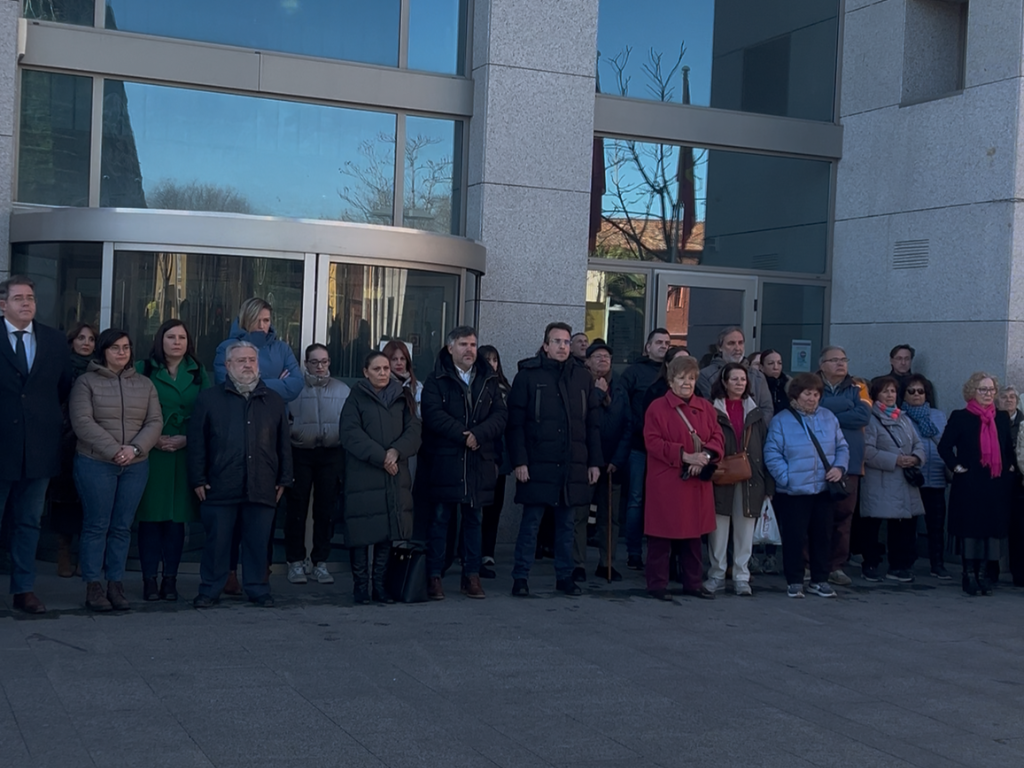 Leganés guarda un minuto de silencio por el accidente ferroviario y aplaza la inauguración del Reloj de Autómatas