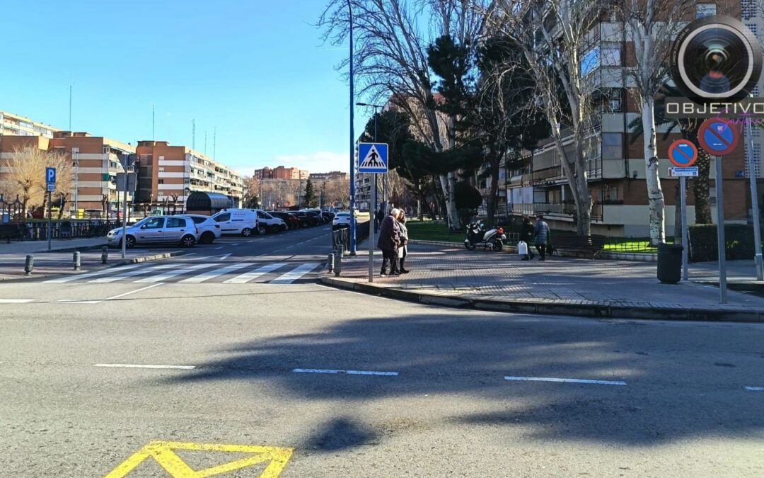 Retiran los cubos de basura que empeoraban la visibilidad en el cruce de la calle La Rioja