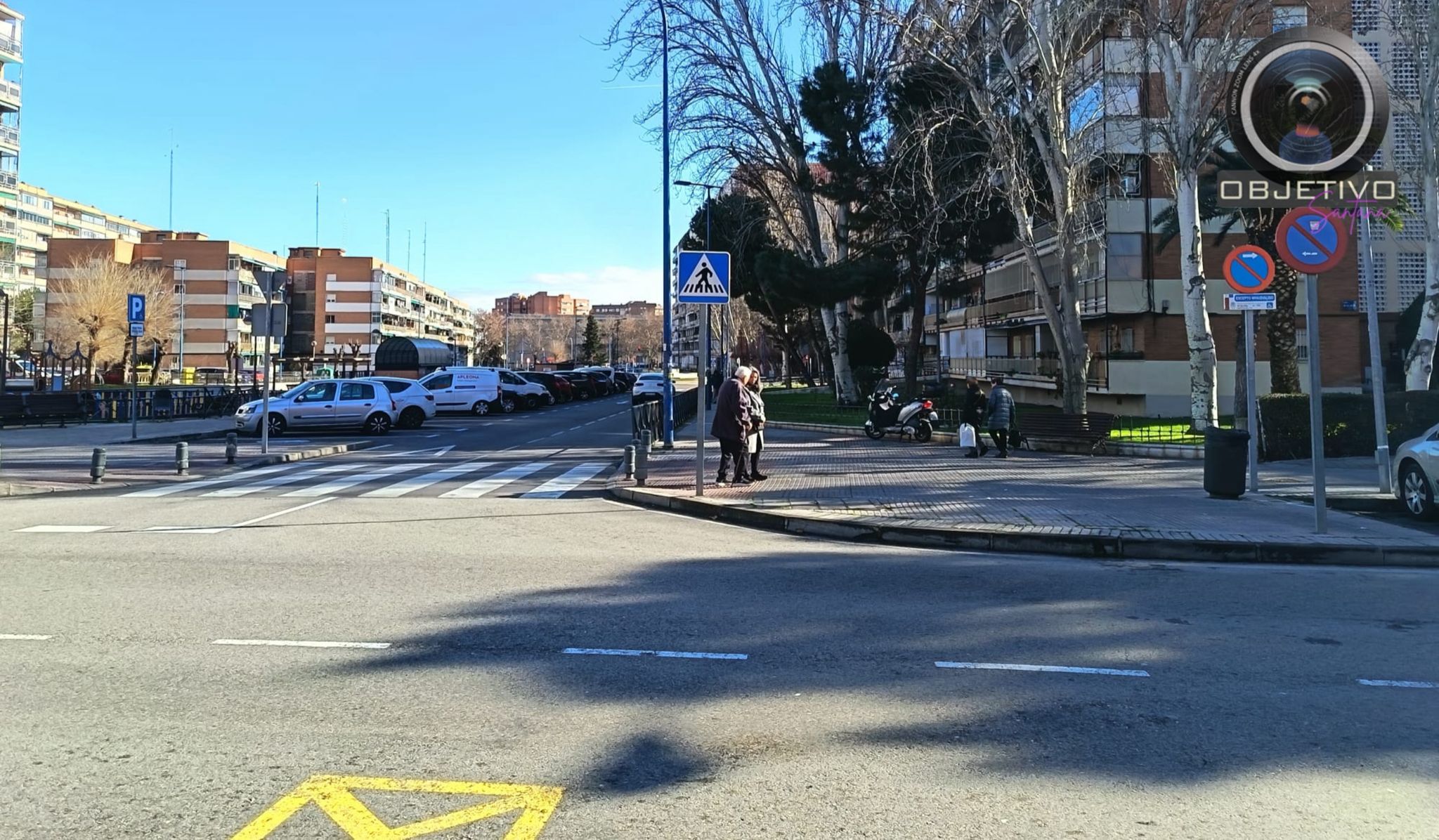 Imagen de 'El Objetivo Santana' mostrando la retirada de los cubos de basura.