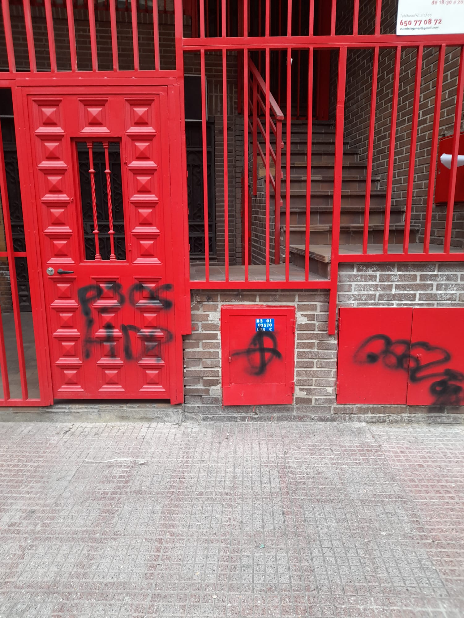 Vandalizan nuevamente la sede del PSOE de Leganés con símbolos fascistas Vandalizan nuevamente la sede del PSOE de Leganés con símbolos fascistas