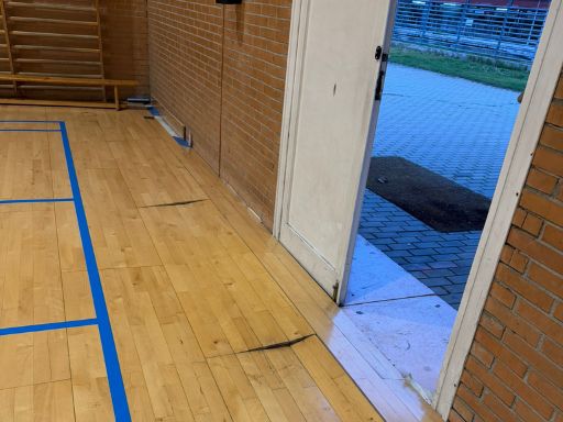 Denuncias por el mal estado del Pabellón Olimpia en Leganés goteras y suelos levantados