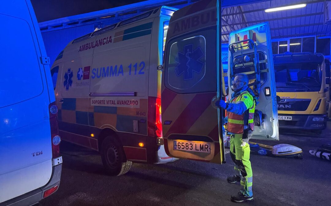 Un trabajador en estado grave al caerle encima un coche elevado en un taller de Leganés