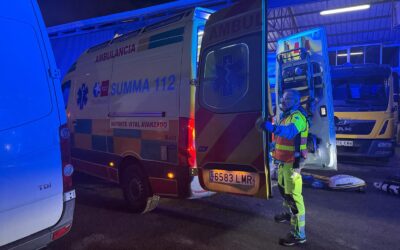 Un trabajador en estado grave al caerle encima un coche elevado en un taller de Leganés