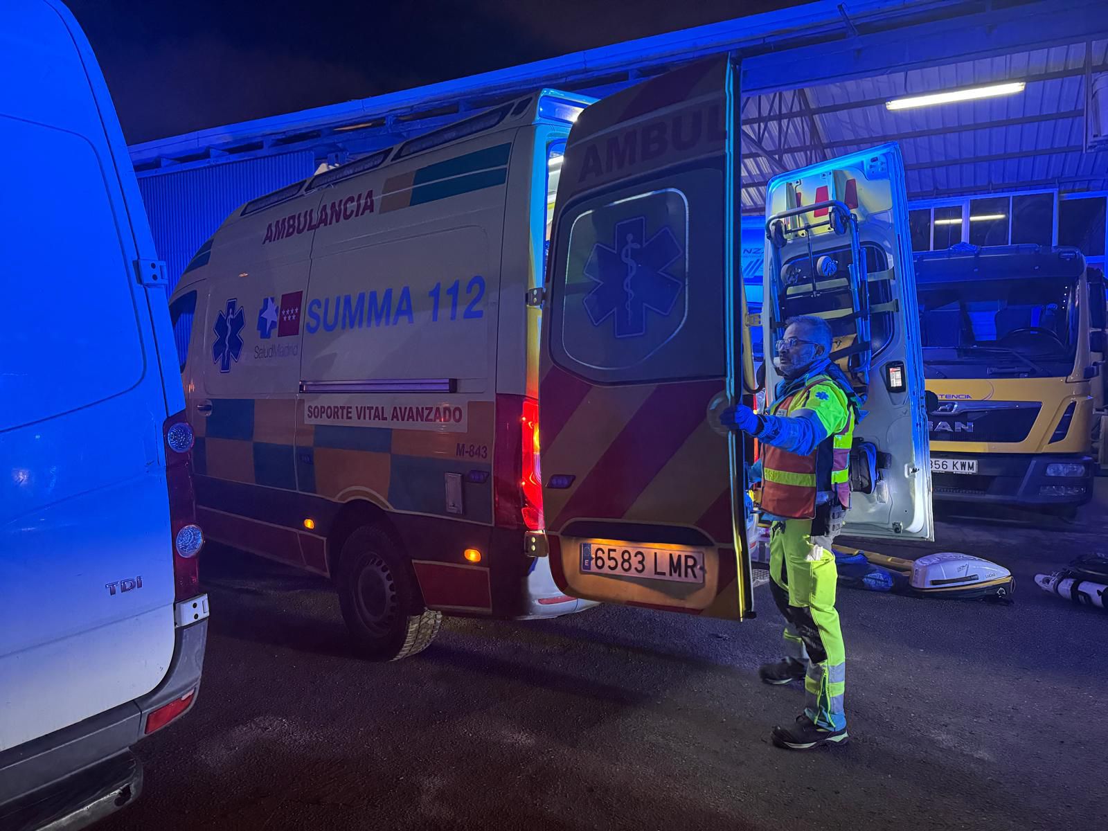 SUMMA112_Un trabajador en estado grave al caerle un coche elevado en un taller de Leganés