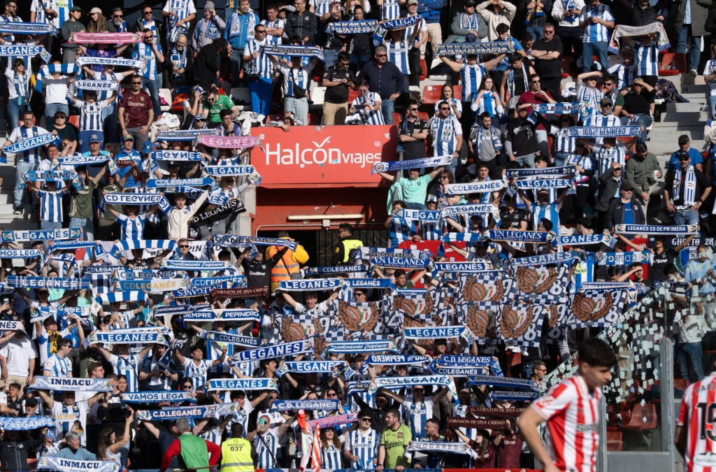 Se celebra hoy lunes el Sporting–Leganés suspendido ayer tras el fallecimiento de un aficionado en El Molinón