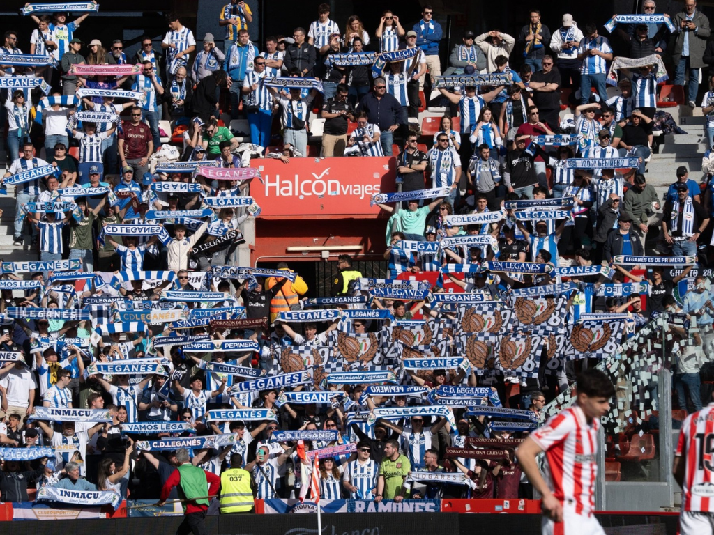 Se celebra hoy lunes el Sporting–Leganés suspendido ayer tras el fallecimiento de un aficionado en El Molinón