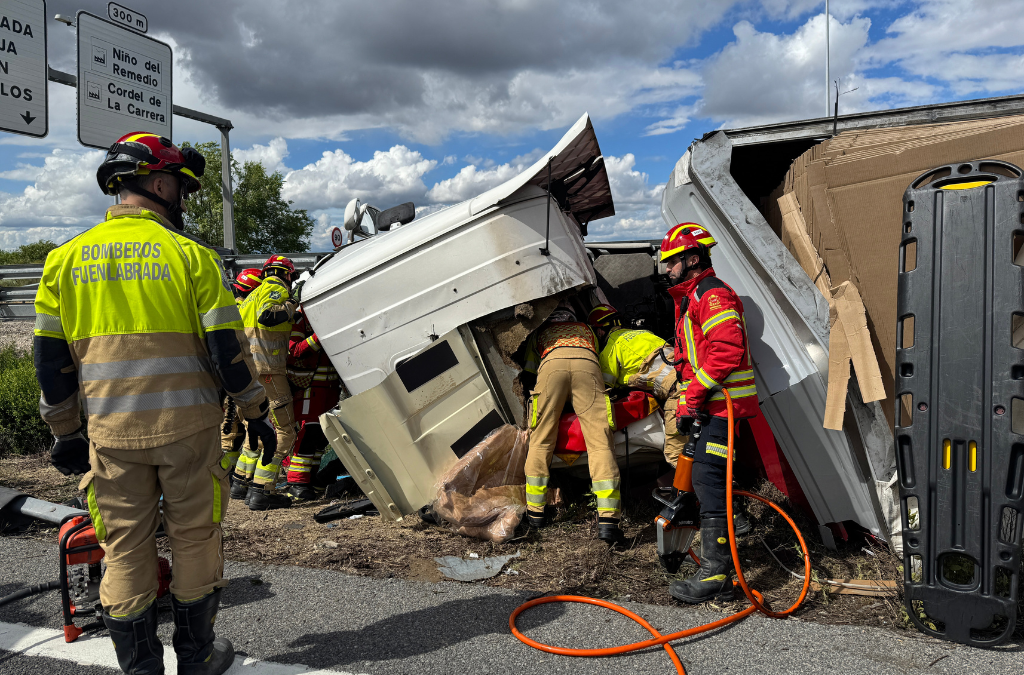 Rescatado un camionero tras quedar dos horas atrapado en un accidente en la M-407 de Leganés