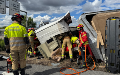Rescatado un camionero tras quedar dos horas atrapado en un accidente en la M-407 de Leganés