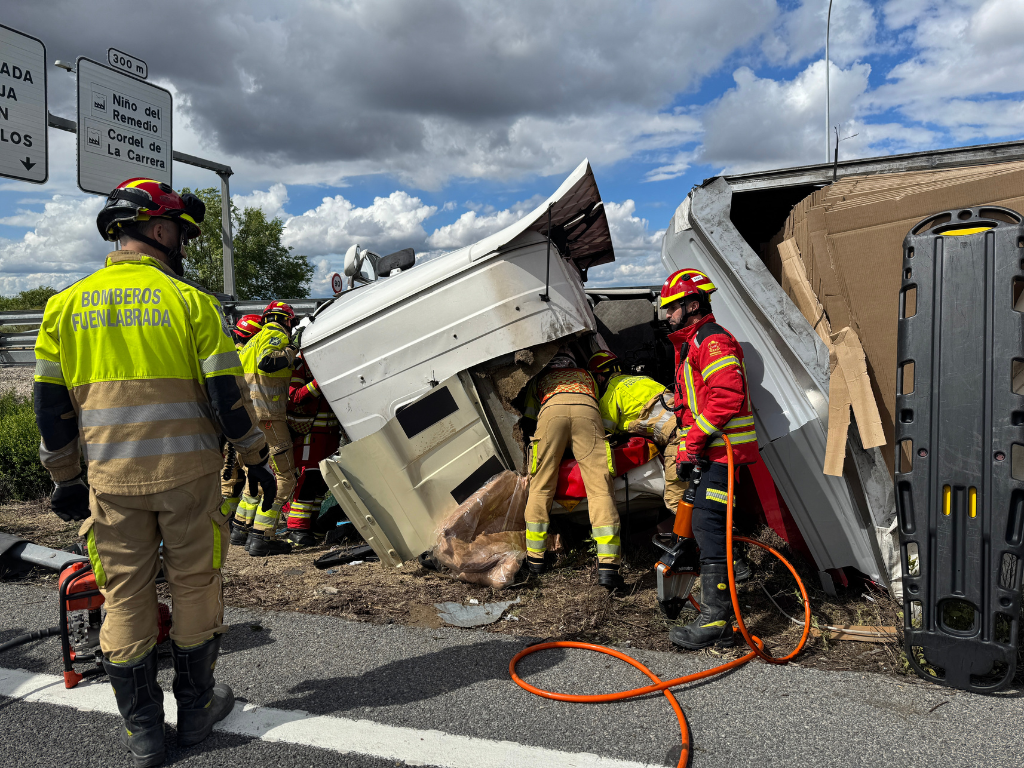 Rescatado un camionero tras quedar dos horas atrapado en un accidente en la M-407 de Leganés