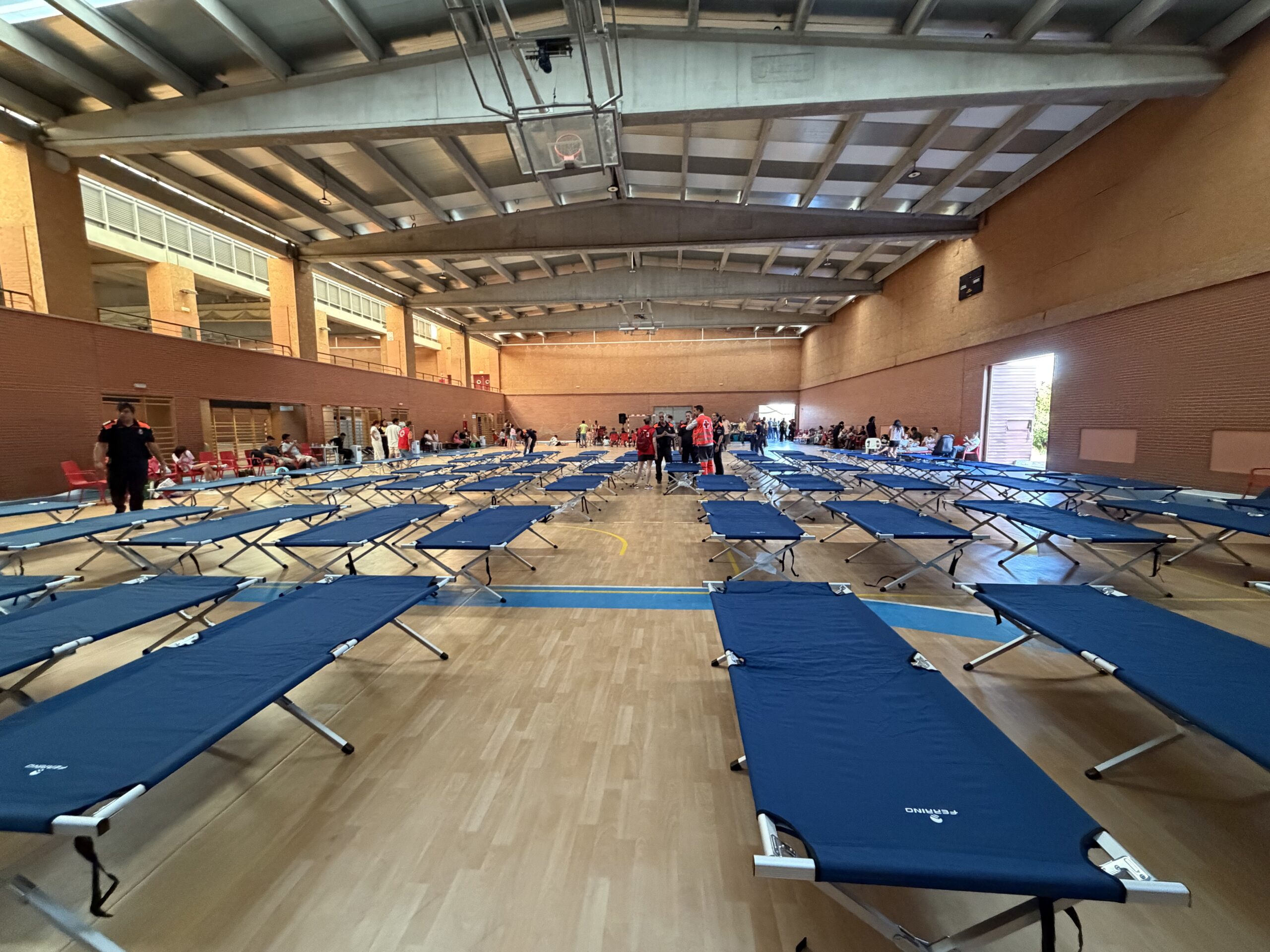Leganés acoge a 171 personas desalojadas por los incendios de la Comunidad de Madrid en el polideportivo La Cantera