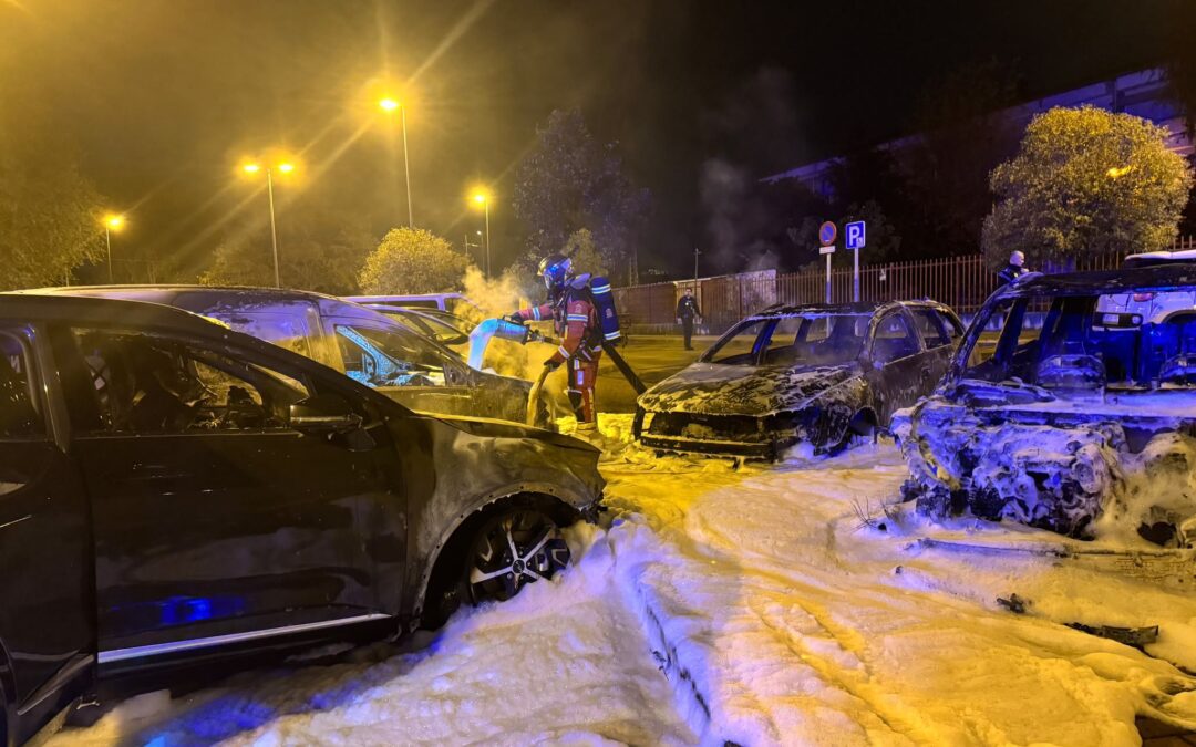 Un incendio en Leganés calcina cinco vehículos en la avenida de Orellana